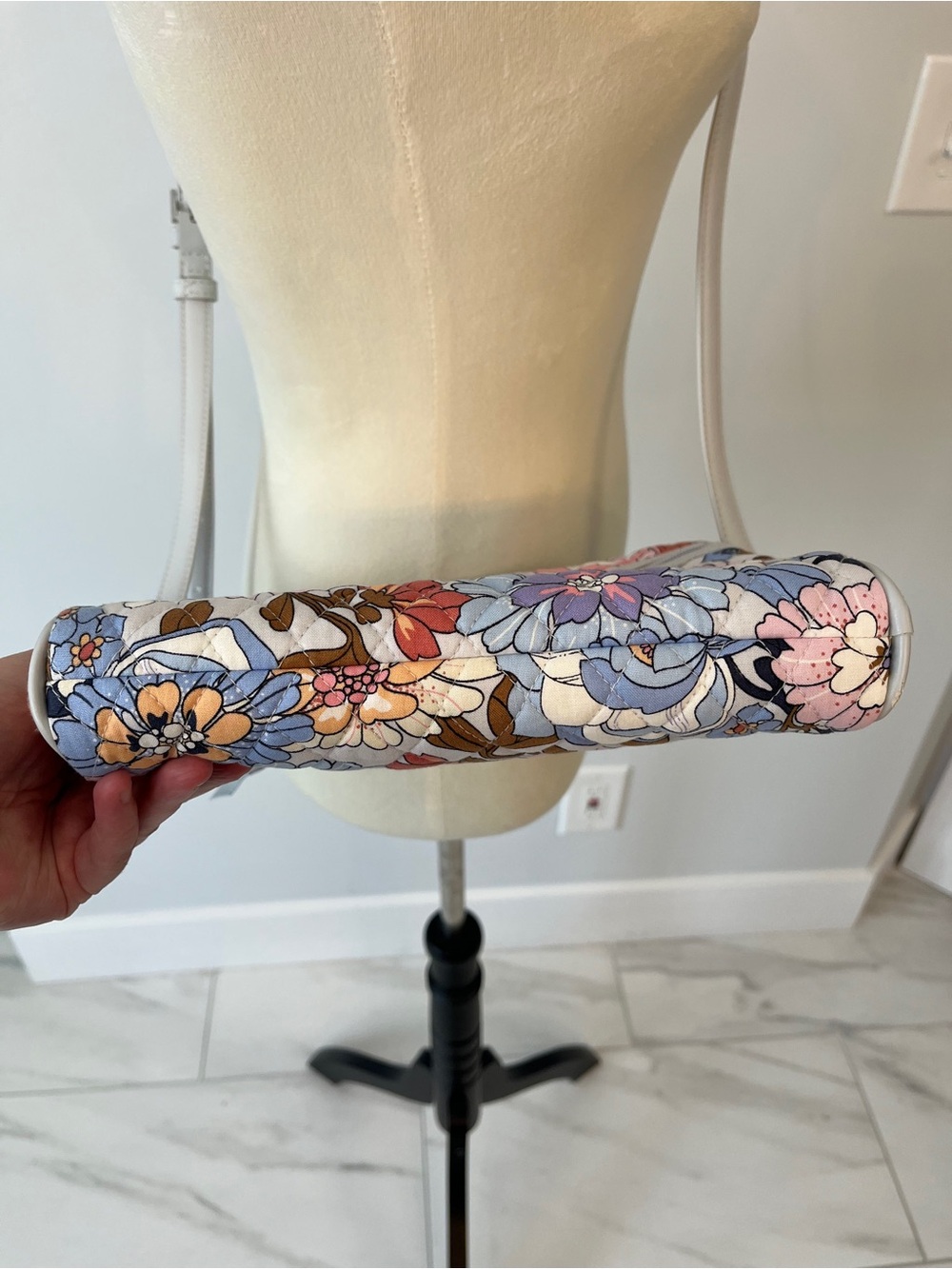 Vera Bradley floral crossbody - Picture 3 of 8